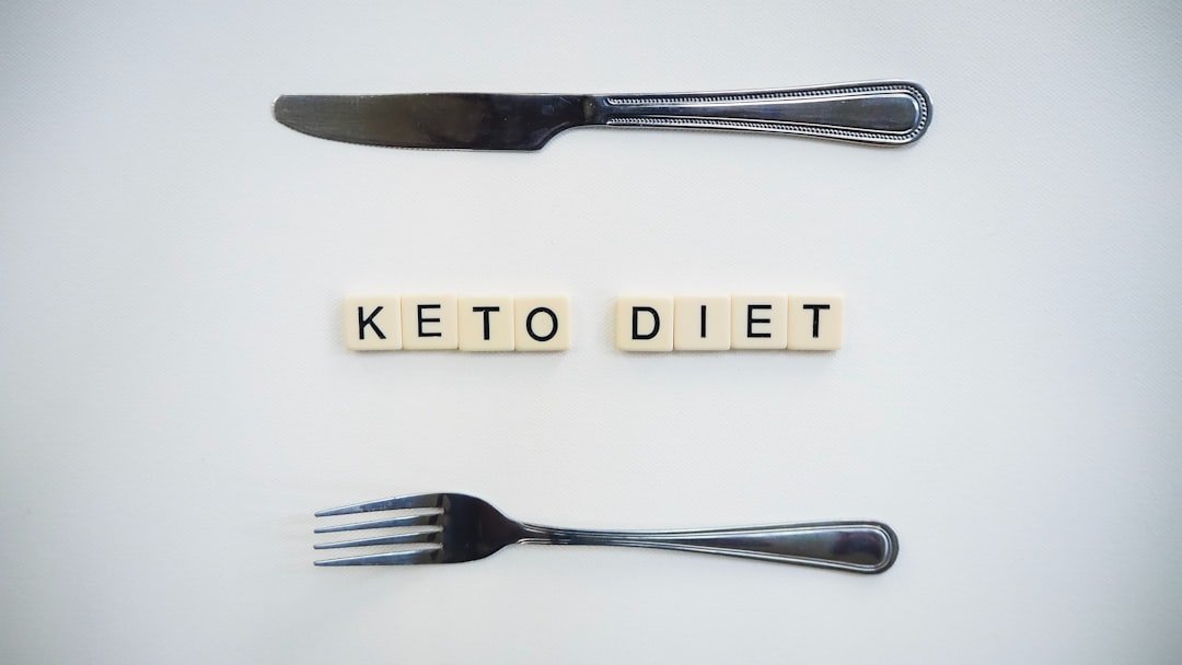 Illustration of ketogenic diet principles and food choices.